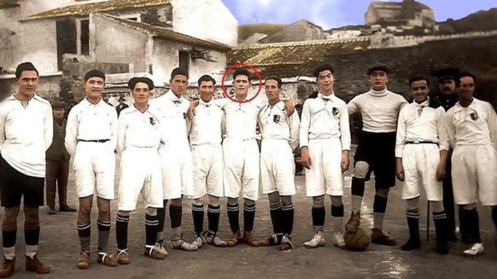 La futbolista posa con el Vélez CF.