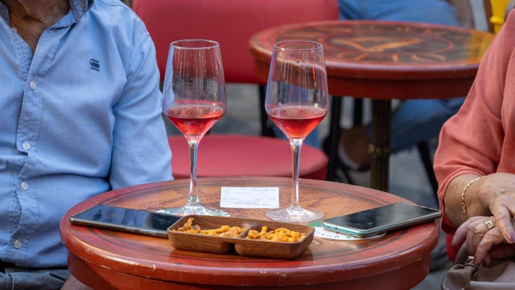 Una pareja disfrutando de unas copas de vino.