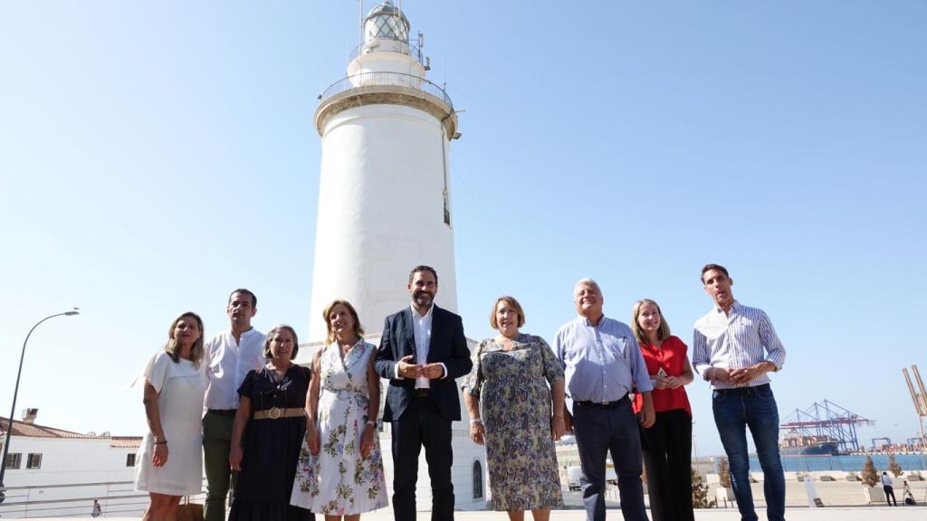 Daniel Pérez, líder del PSOE de Málaga, junto a los integrantes del grupo municipal y La Farola.