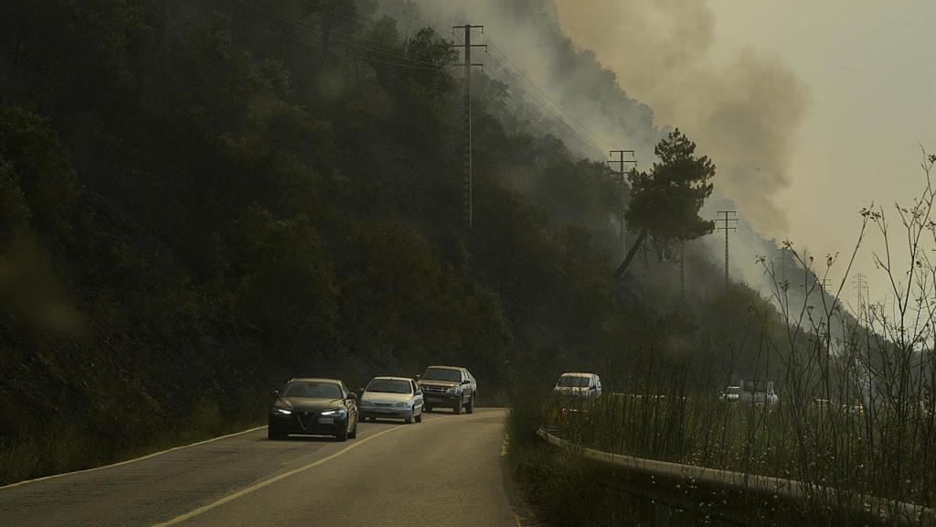 Varios coches desalojan la zona debido al incendio en el municipio en O Barco de Valdeorras.
