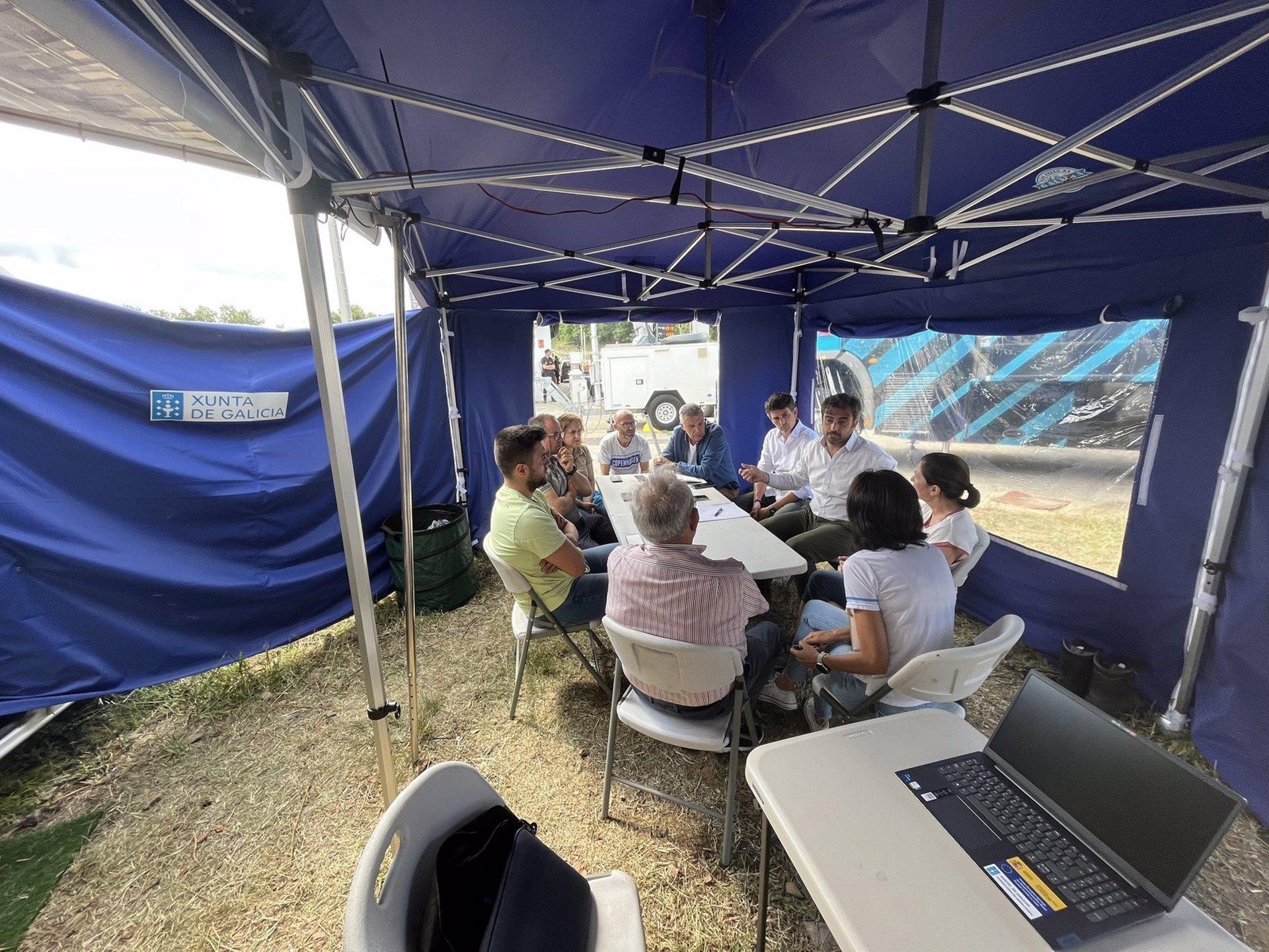 Diego Calvo se reúne con representantes municipales para informar del operativo activado para desalojados por los incendios. Foto: Xunta