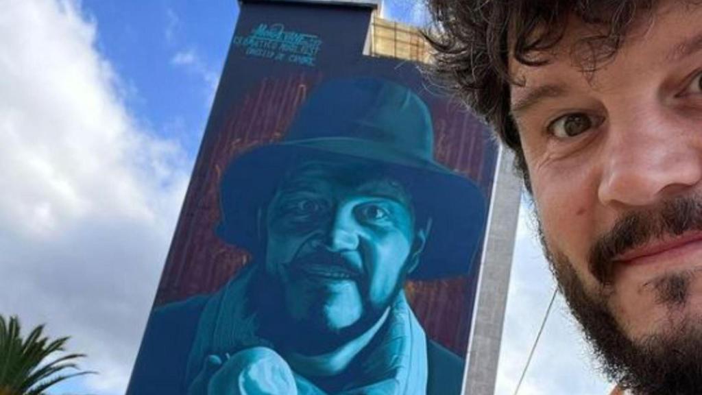 Touriñán junto al mural de Mon Devane.