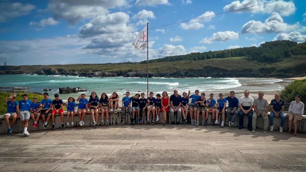 Aneiros y González con los participantes en el campamento