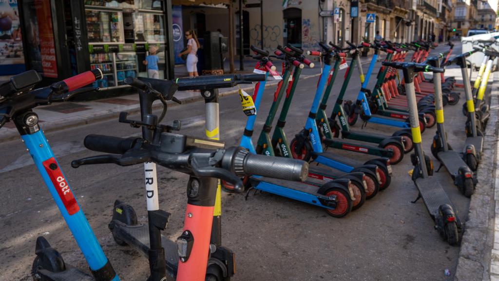 Un montón de patinetes de alquiler, en Málaga.