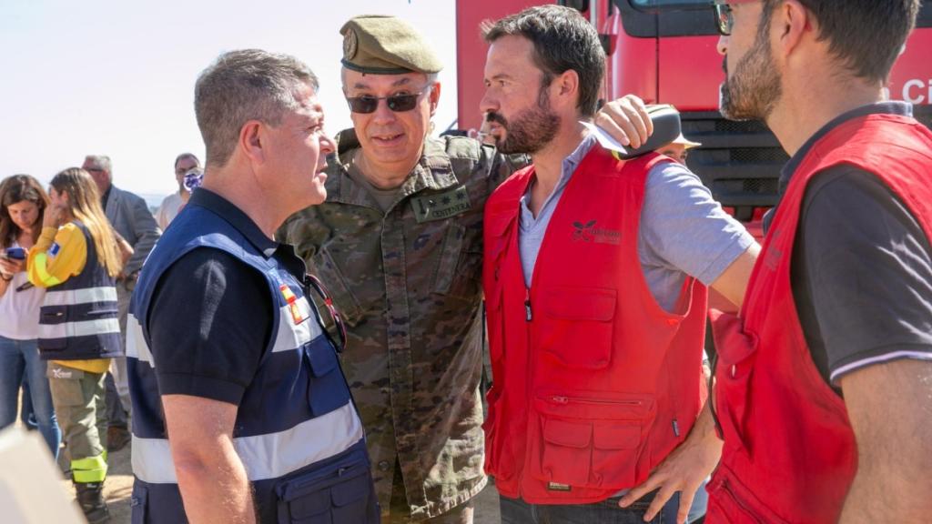 Otro momento de la visita de trabajo de García-Page y Escudero al puesto de mando