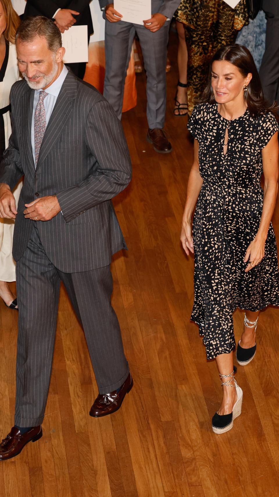 La reina Letizia con cuñas de Macarena Shoes.