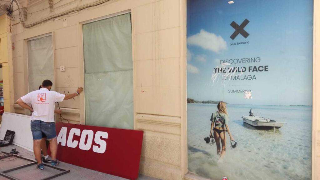 Unos operarios, ultimando los trabajos en el local de Blue Banana.