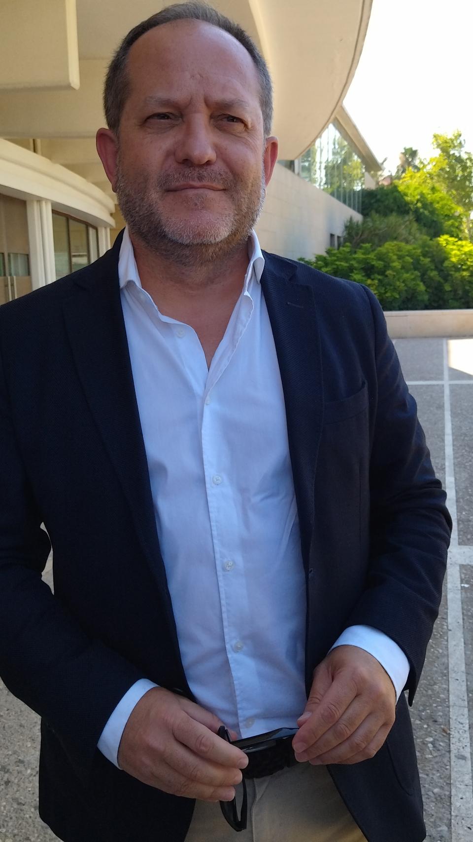 Manuel Durán, exdirector general de Emergencias, este viernes, en la puerta del congreso del PP de la Región de Murcia.