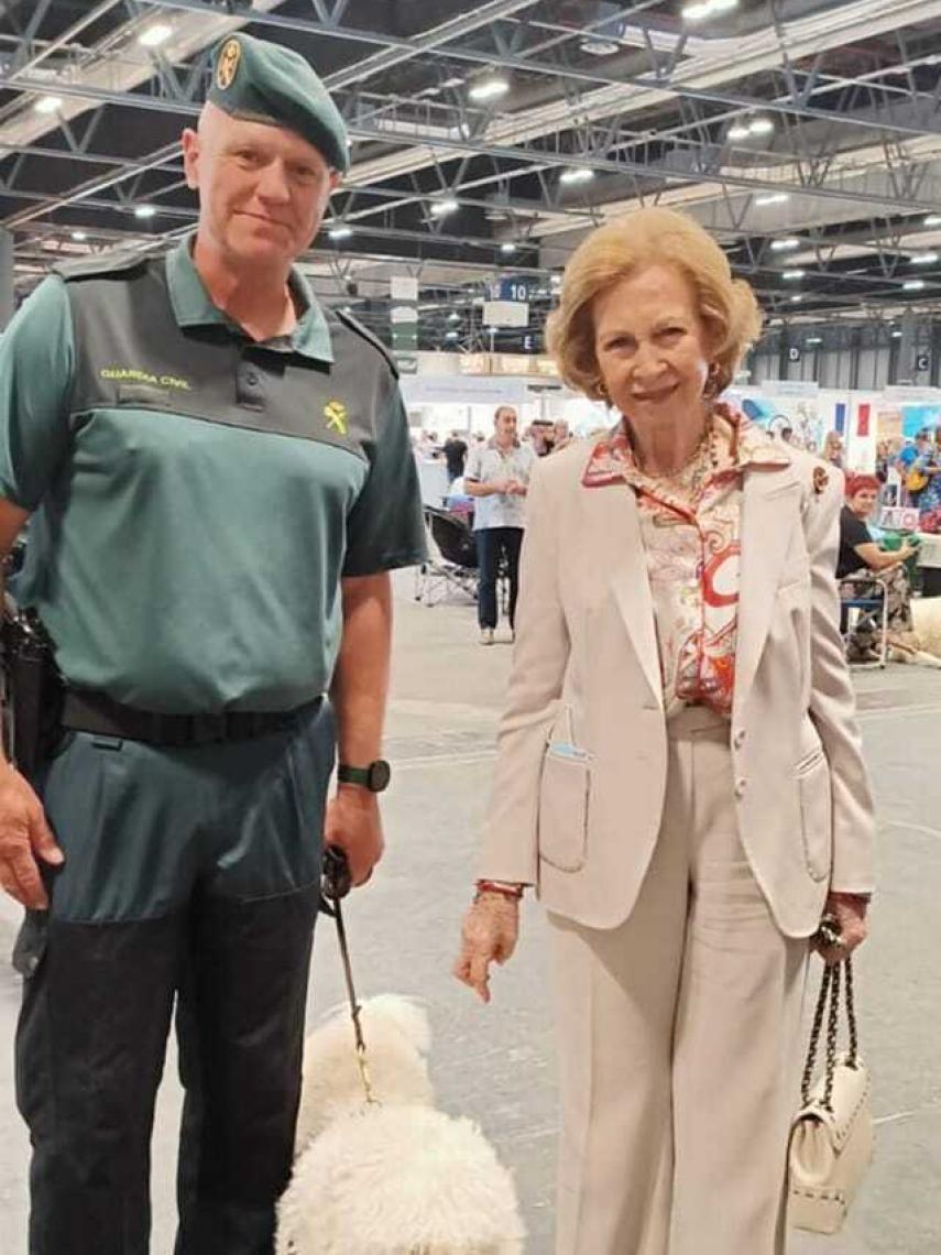 Dylan con su dueño y guía, Juanma, y la reina emérita, Doña Sofía.