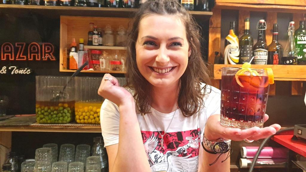 Bianca Dusi con su versión de sangría que ofrece en La Guapa Vermutería de Alicante.