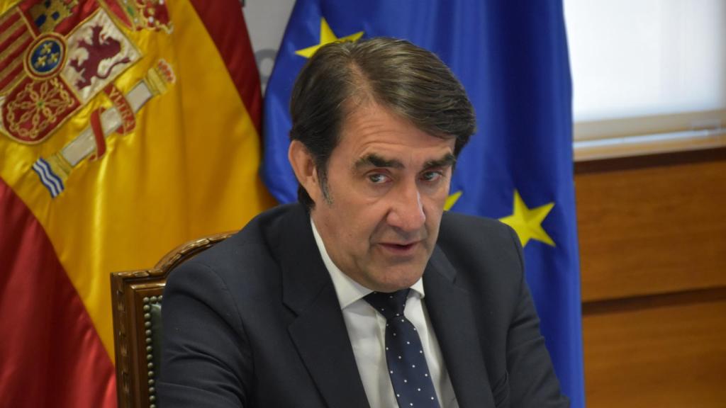 El consejero de Medio Ambiente, Vivienda y Ordenación del Territorio en la reunión con la patronal y sindicatos