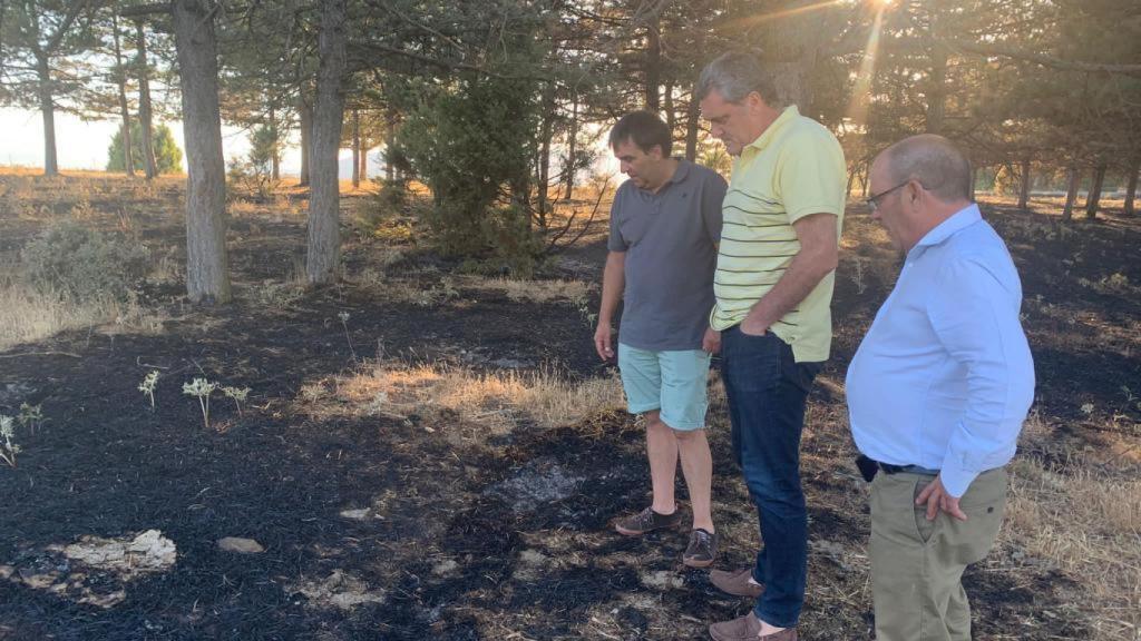 Pedro Pascual durante su visita al incendio de Cebreros.