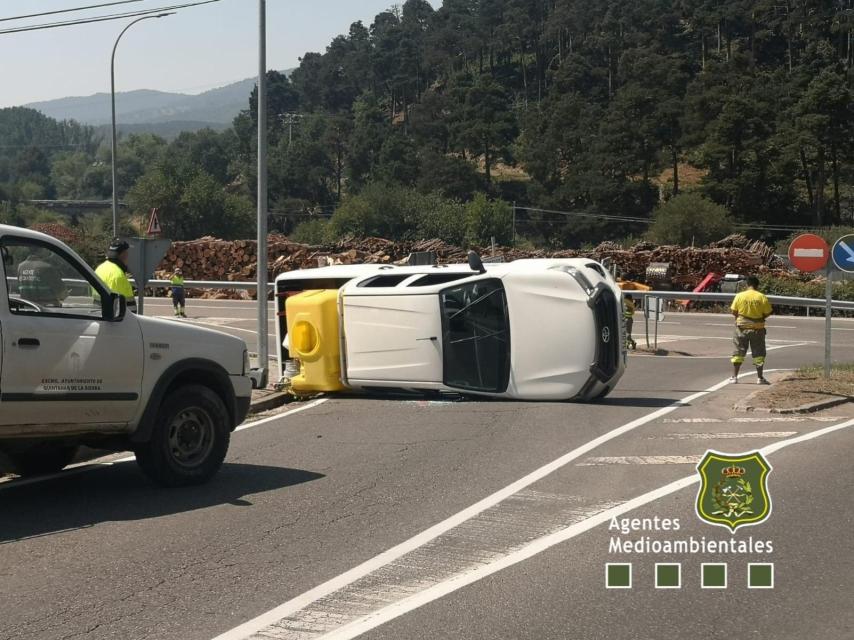Imagen del vehículo volcado en Burgos