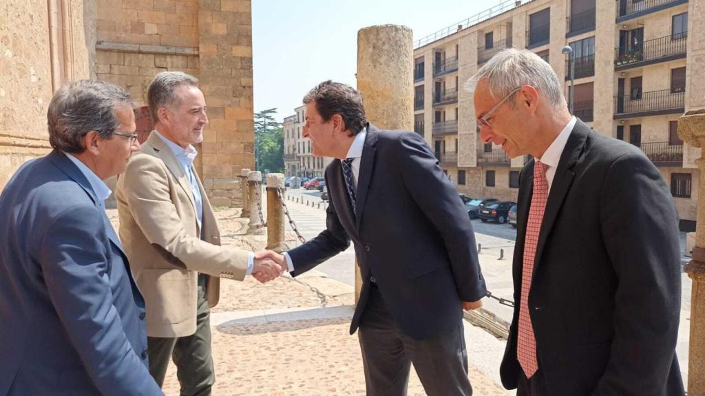Carlos Fernández Carriedo, acompañado del rector, Ricardo Rivero, en la clausura de la jornada