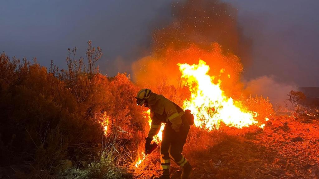 Un brigadista haciendo fuego técnico para contener el incendio de Losacio