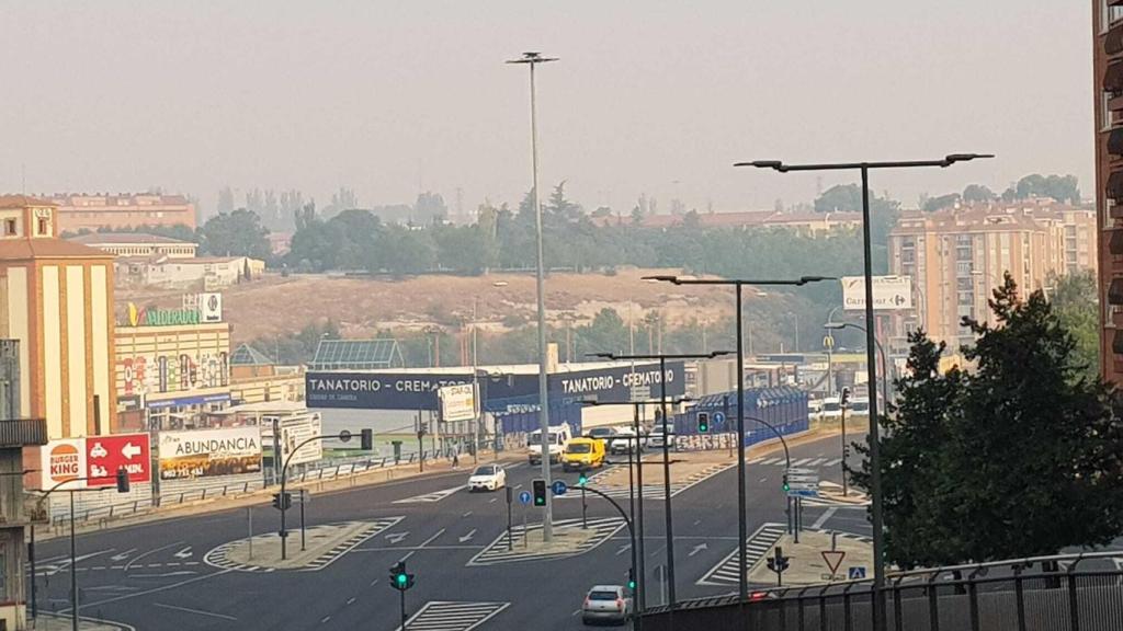 Humo de los incendios visto desde el puente de Cardenal Cisneros