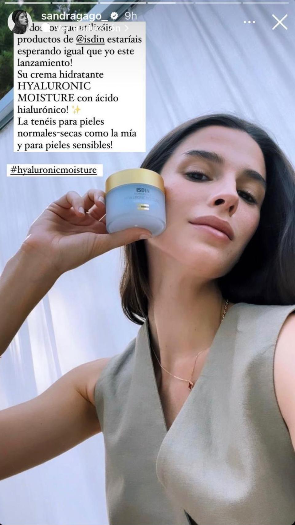 Sandra Gago con la nueva crema de Isdin.