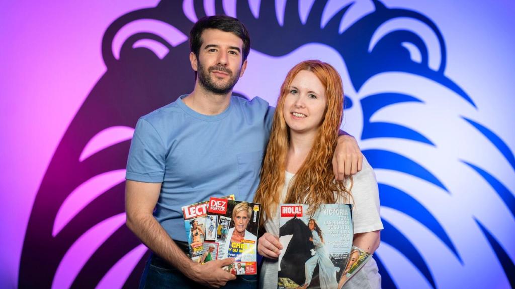 Raúl Rodríguez y Ane Olabarrieta en el kiosco rosa en vídeo.
