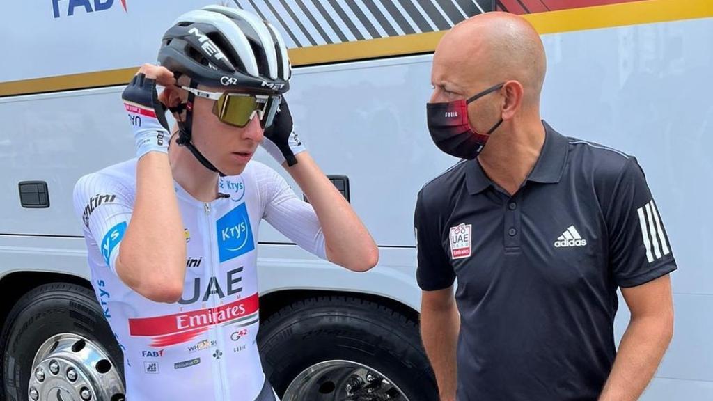 Tadej Pogacar charla junto a Joxean Fernández 'Matxin'