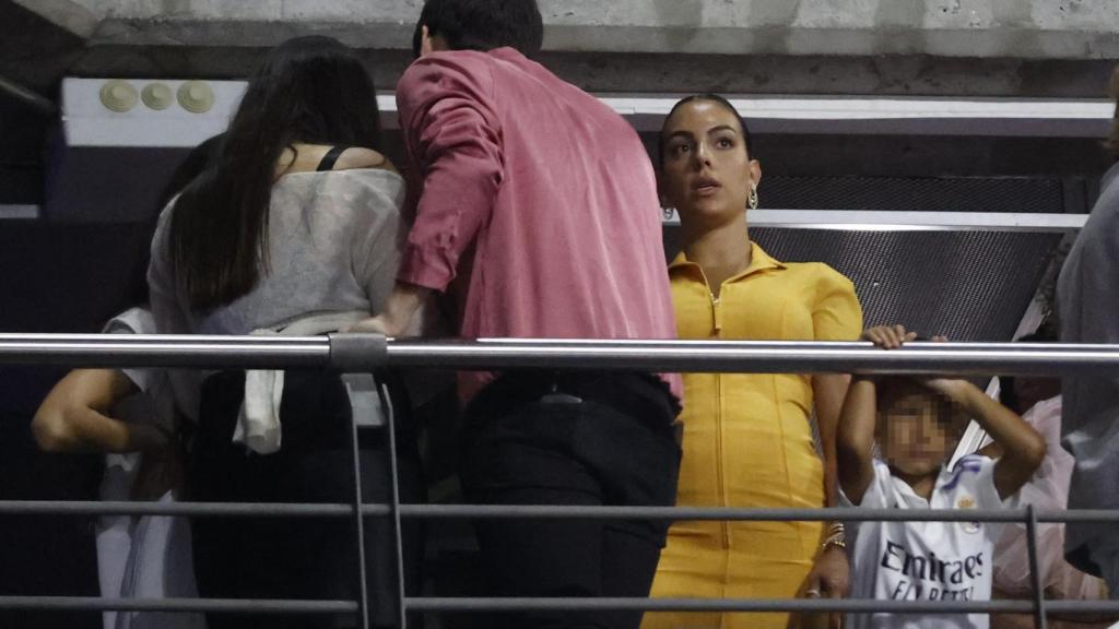 Georgina Rodríguez, en el concierto de Rosalía en Madrid con su hijo Mateo vistiendo la camiseta del Real Madrid