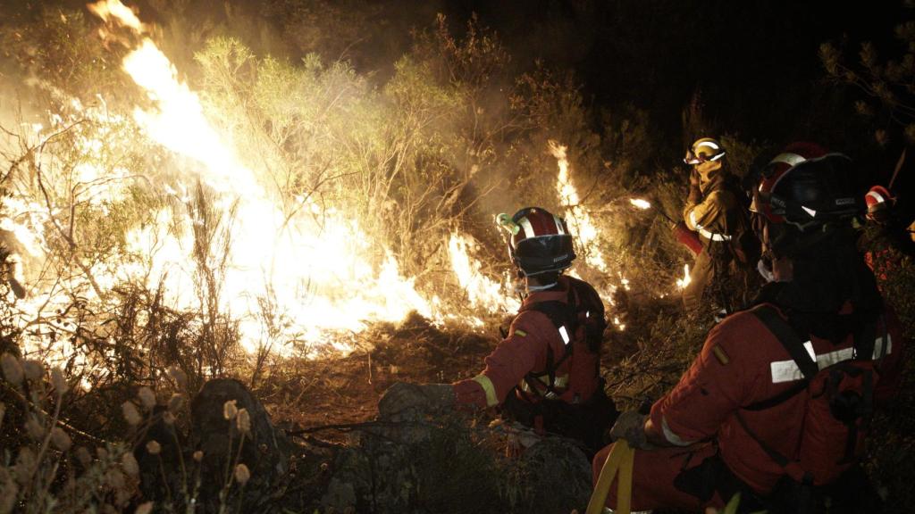 Efectivos de la UME sofocan las llamas en Ladrillar (Cáceres) en esta última oleada.