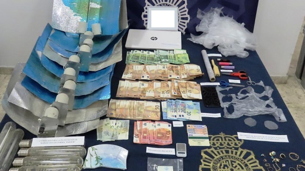 Imagen de la droga y objetivos inacautados durante la operación.