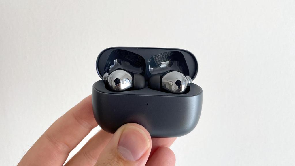 Los Honor Earbuds 3 Pro dentro del estuche de carga.