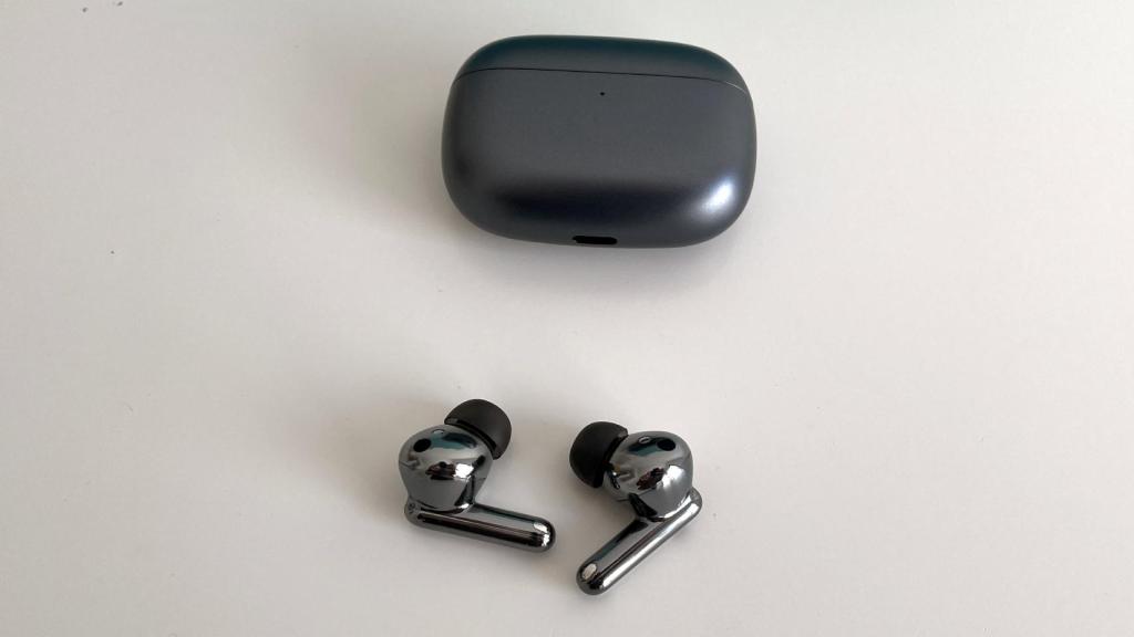 Los Honor Earbuds 3 Pro y su estuche de carga.