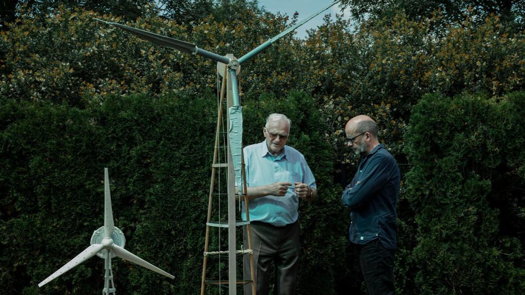 El ingeniero Horst Bendix explicando su invento