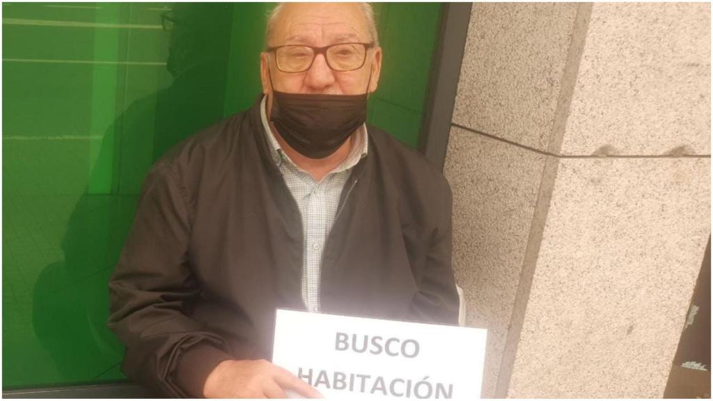 José María en la puerta del Mercadona de Avenida Finisterre.