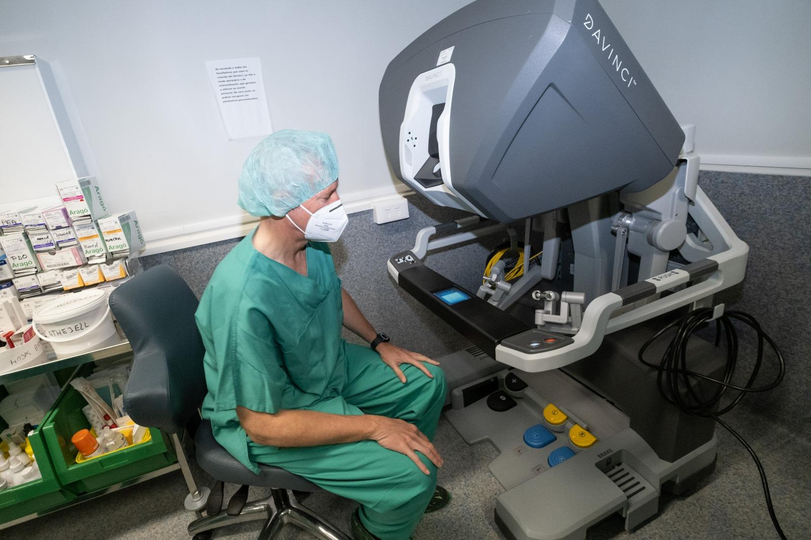 Alfonso Rueda con el robot Da Vinci en el CHUF