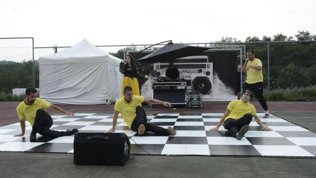 Actuación de Vella Escola y Esperanza Mara