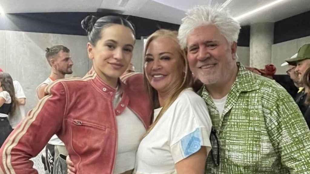 Rosalía, Belén Esteban y Pedro Almodóvar en la foto original que subió la tertuliana.
