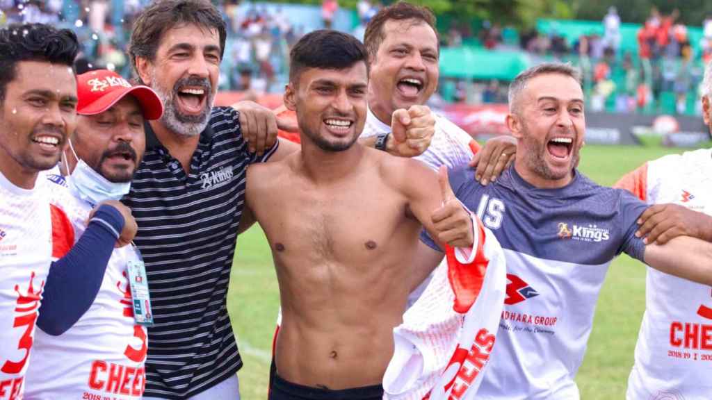 Óscar Bruzon celebrando su tercera liga consecutiva.