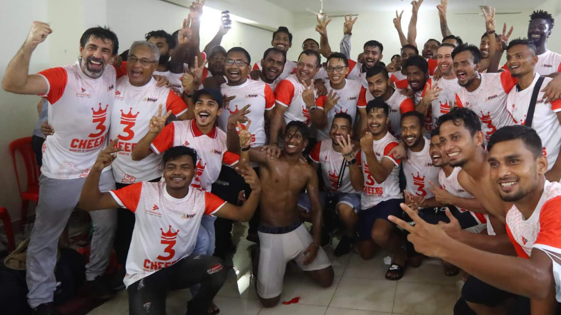 El Bashundhara Kings celebrando su tercera Liga. Foto: Facebook Óscar Bruzon