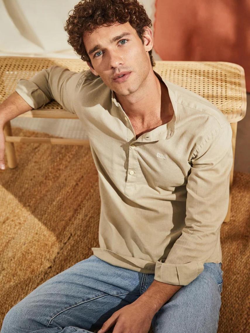 Camisa polera de lino de Polo Club.