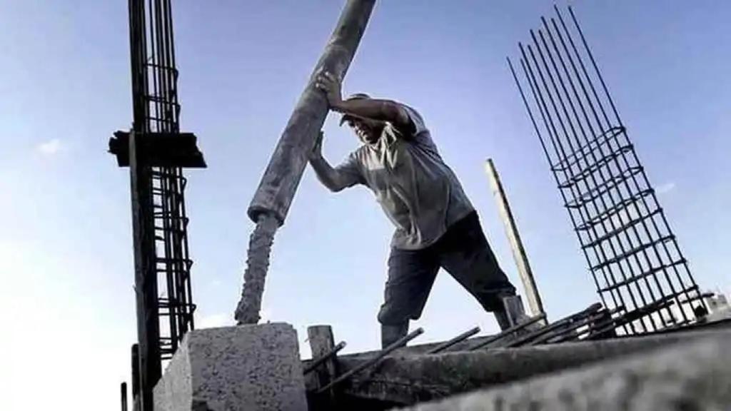 Un trabajador en una obra, en imagen de archivo.