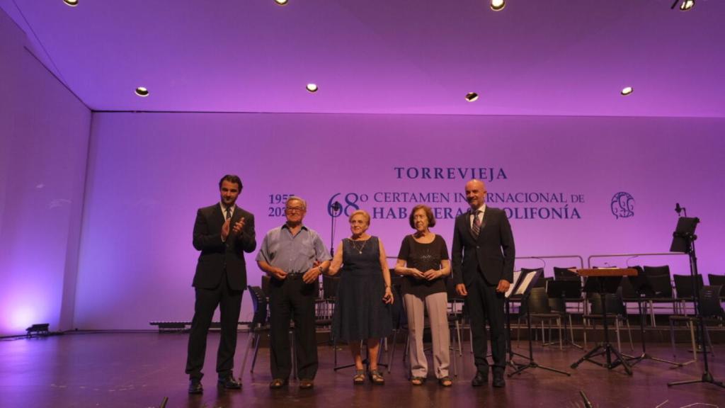 Entrega de los escudos de Oro por parte del alcalde Eduardo Dolón.