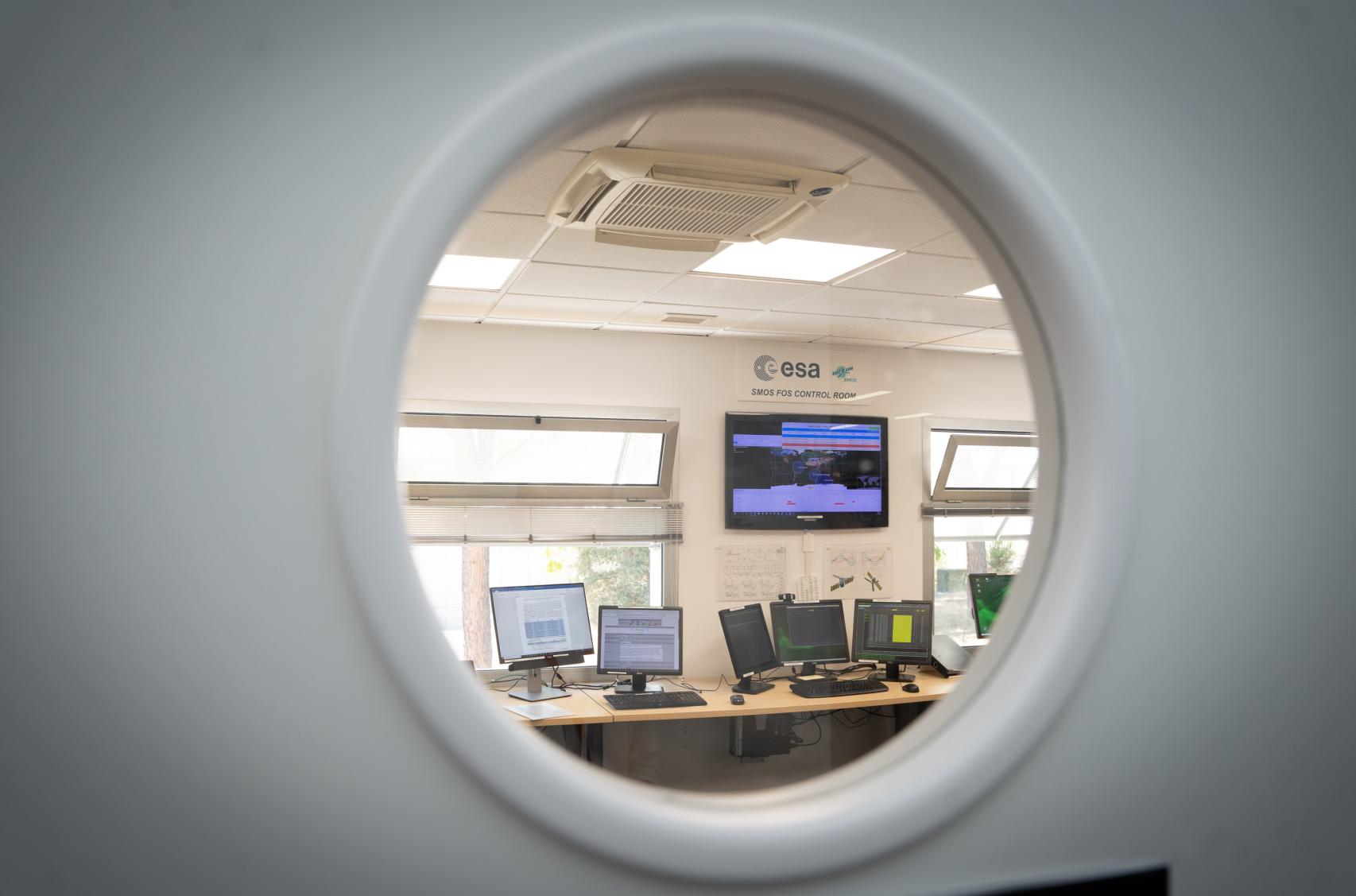 Vista de varios ordenadores en el interior de una de las oficinas