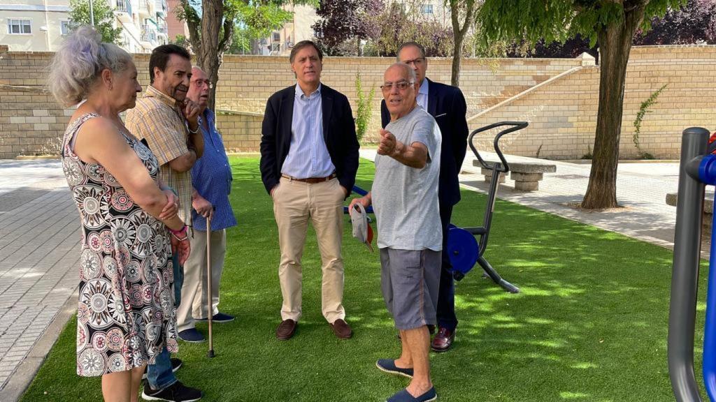 El alcalde, de visita por la calle Santa Rita