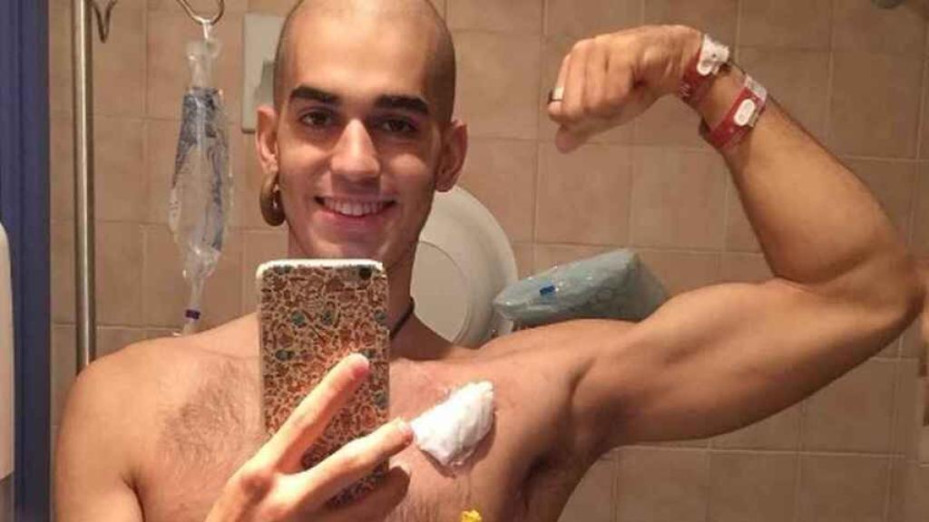 Pablo Ráez en una foto frente al espejo del hospital.