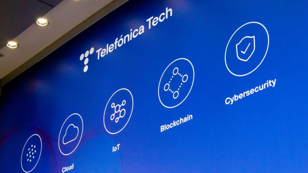 Logo de Telefonica Tech en las oficinas de la compañía.