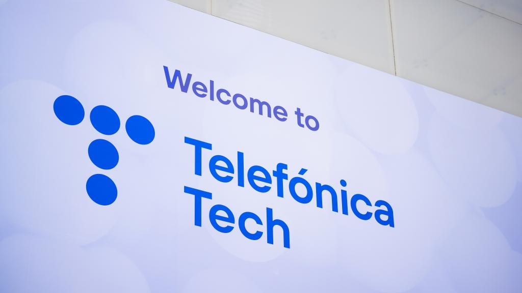 Logo de Telefónica Tech en un edificio de la compañía.