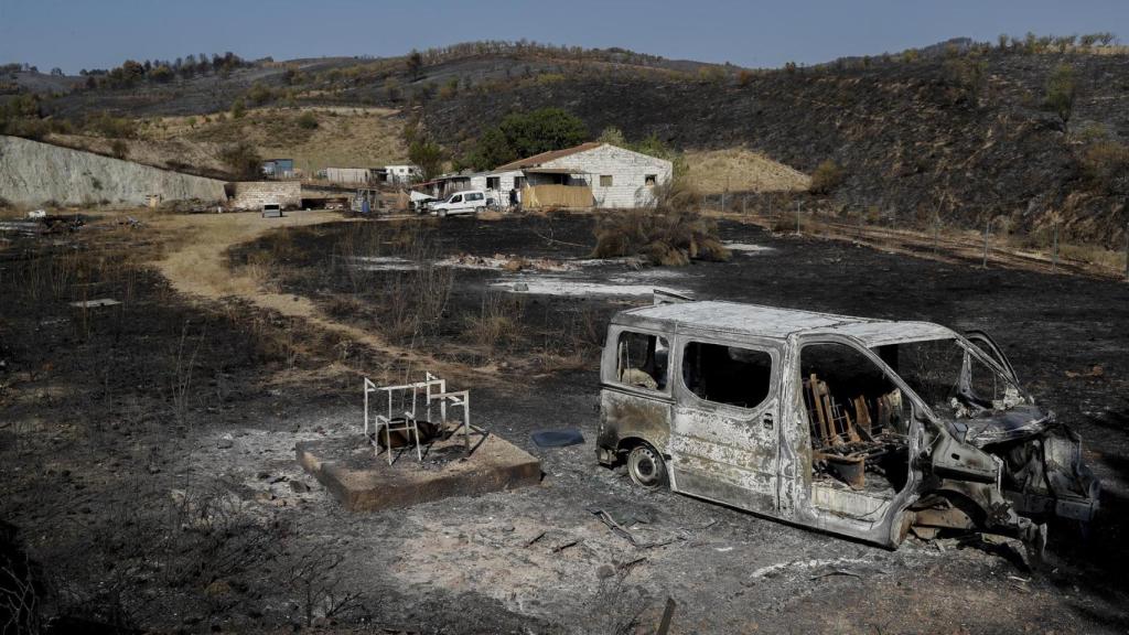 Vehículos calcinados en la localidad zaragozana de Ateca.
