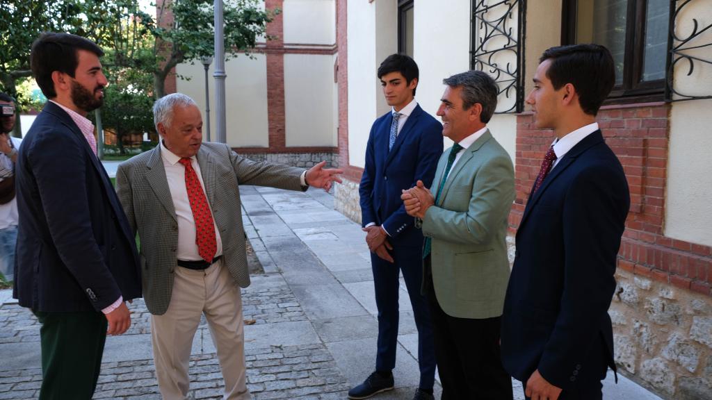 El vicepresidente de la Junta y el consejero de Cultura y Turismo, con los novilleros finalistas
