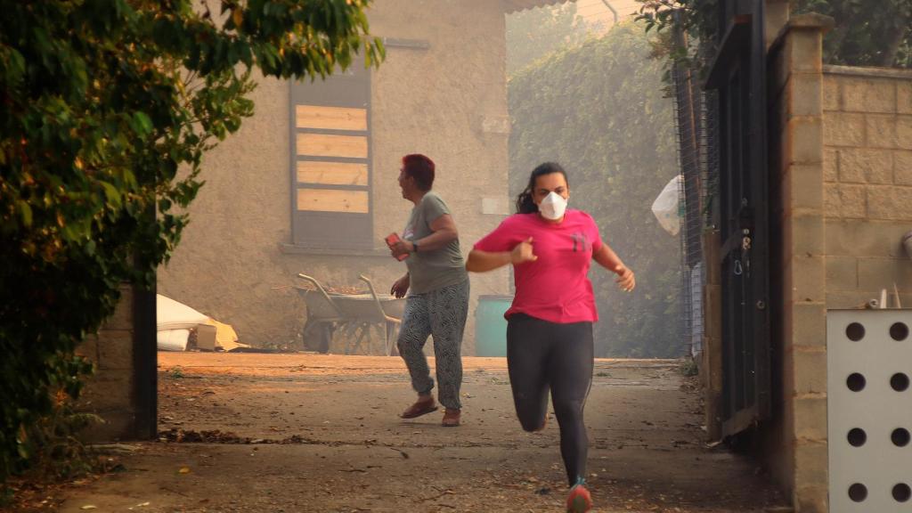 Los vecinos huyen ante la llegada de las llamas