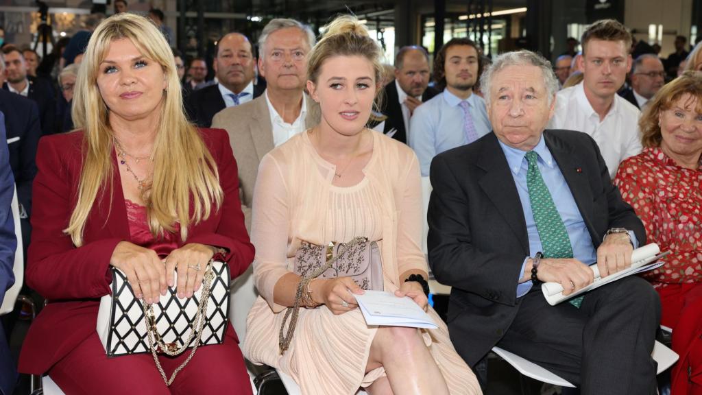 Corinna Schumacher, Gina Schumacher y Jean Todt en el acto en el que recogieron el reconocimiento del estado del Rin del Norte - Westfalia a Michael Schumacher en Colonia en julio de 2022.