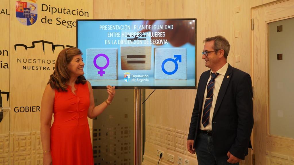 El diputado de Recursos Humanos y Gobierno Interior, Jaime Pérez y la diputada de Servicio de Asuntos Sociales, Azucena Suárez en la presentación de Plan de Igualdad