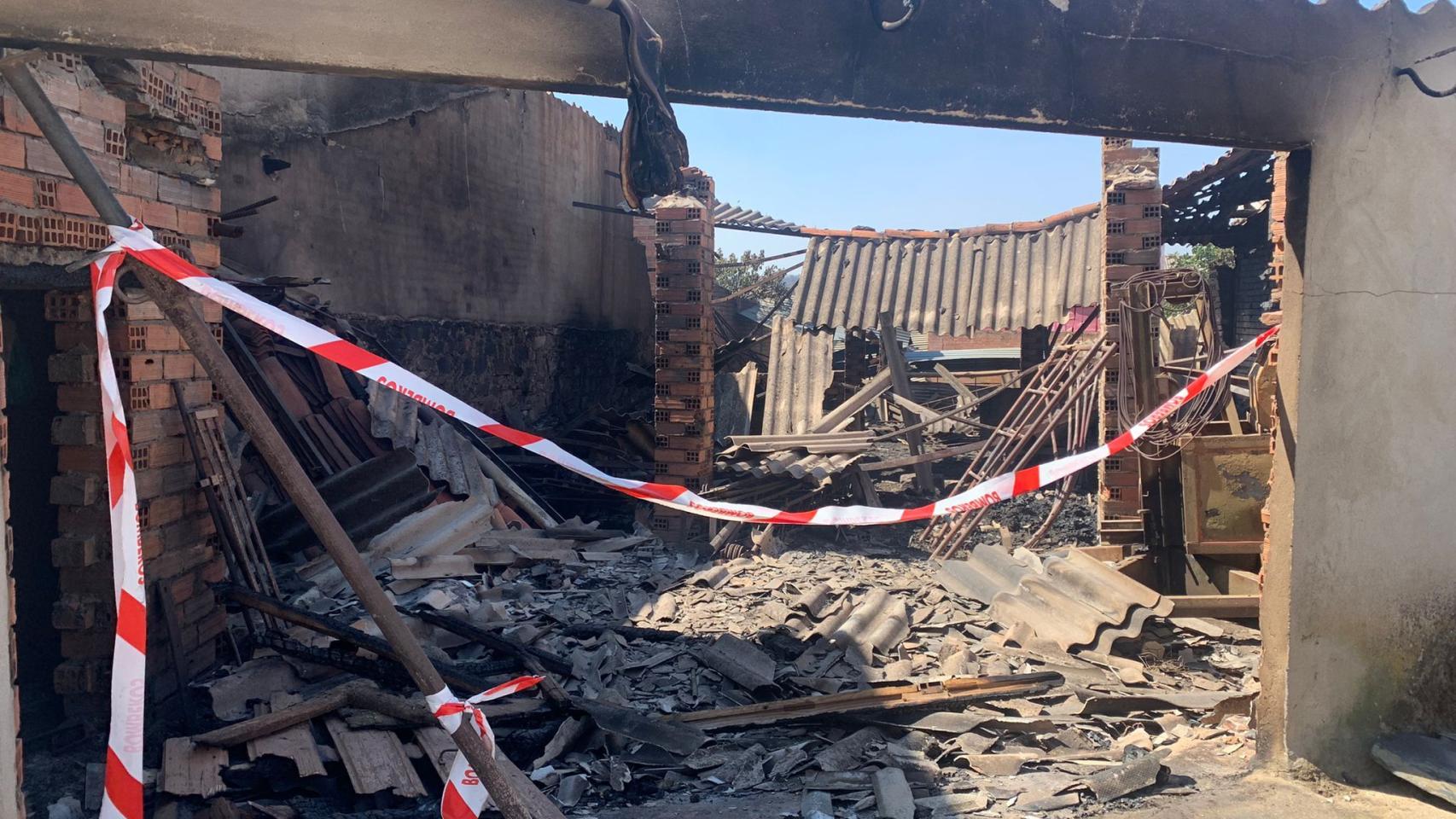 Casas en San Martín de Tábara calcinadas por el incendio de Losacio