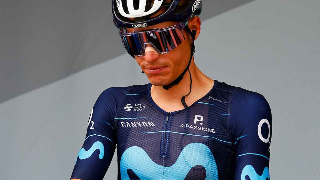 Enric Mas antes de la salida de una etapa del Tour de Francia